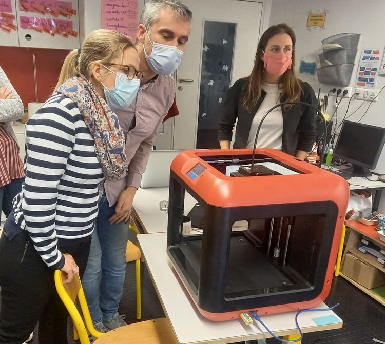 Enseignants et élèves apprennent au FabLab 