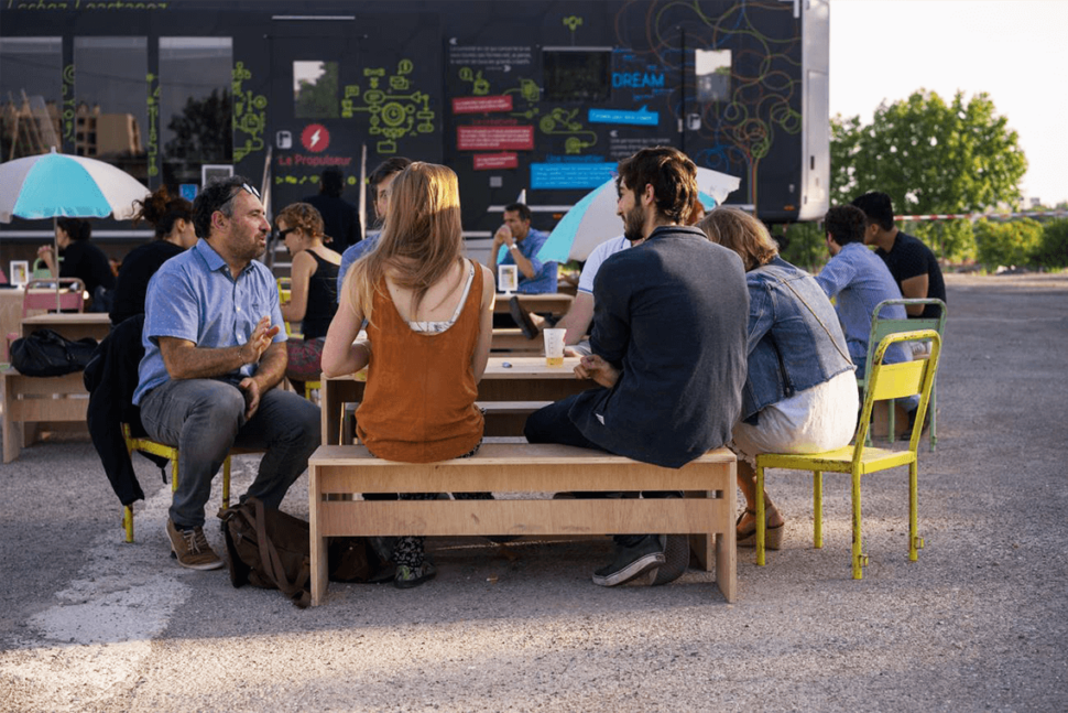 Des habitants discutent de projets transitions devant Le Propulseur © Marielle Rossignol