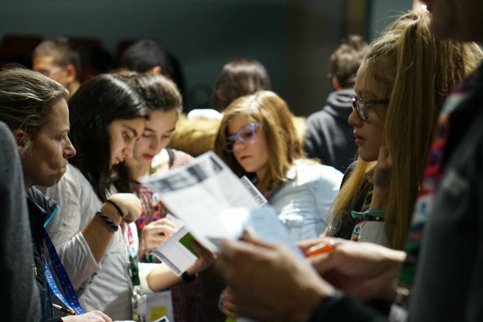 Des filles jouent au jeu de rôles de la boîte à métiers d'Instant Science