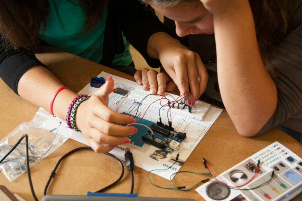 élèves en expérimentation au Fab Lab