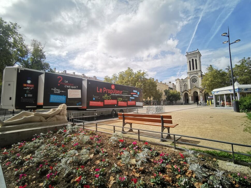 Le Propulseur devant la cathédrale de Saint Etienne