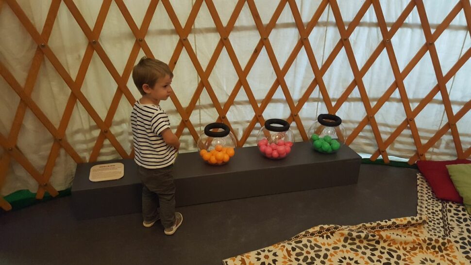 Des balles de diverses couleurs dans la yourte de mondo minot