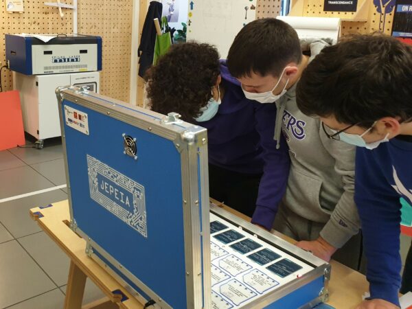 Trois élèves jouent à l'escape game JEPEIA