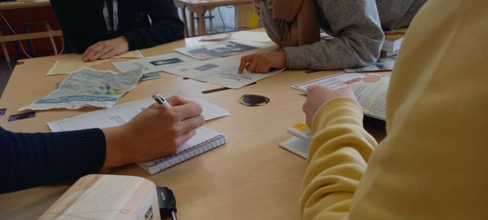 Des élèves jouent à l'escape game