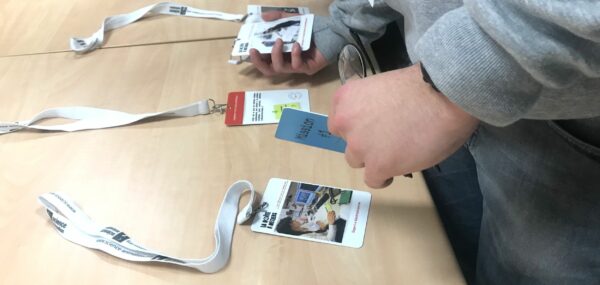 Des élèves font le jeu de rôle de la boîte à métiers