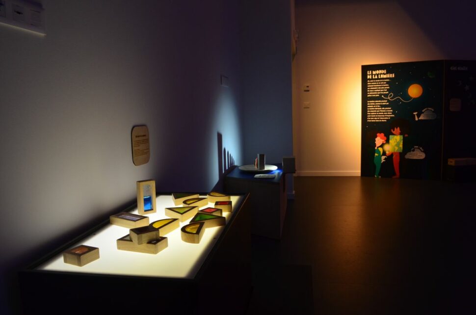 Panneaux de l'exposition mondo minot - Lumières et sons