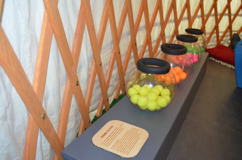 Des balles de différentes couleurs dans la yourte