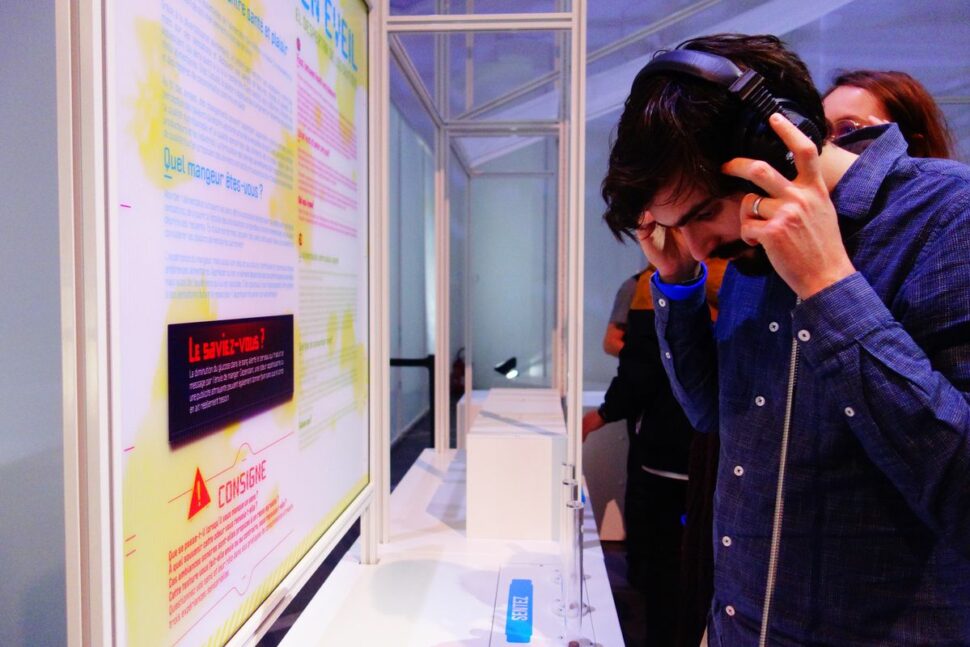 Exposition code alimentation une expérience immersive - une homme met un casque