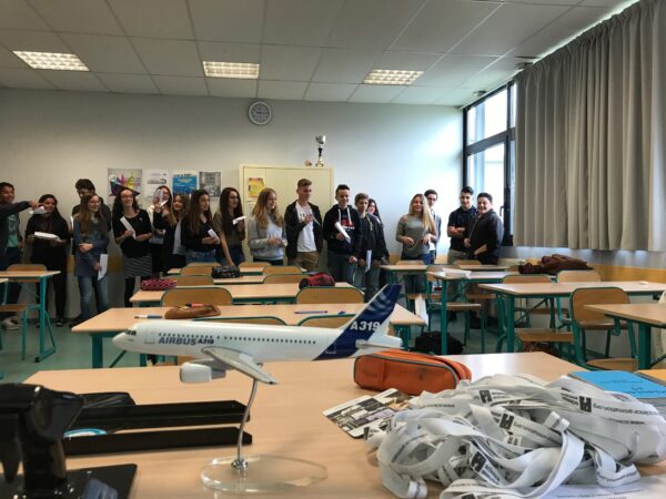 Les élèves font voler leur avion de papier pendant la séance