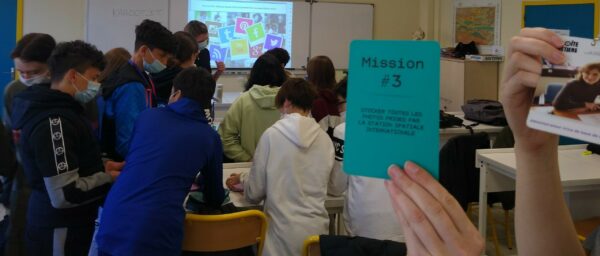 Un élève présente une fiche mission