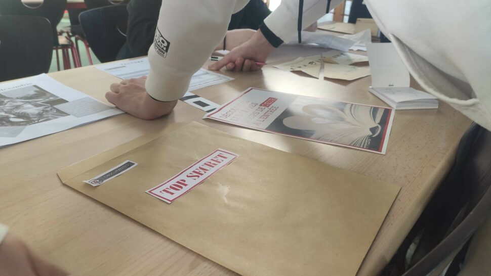 Des élèves jouent à l'escape game