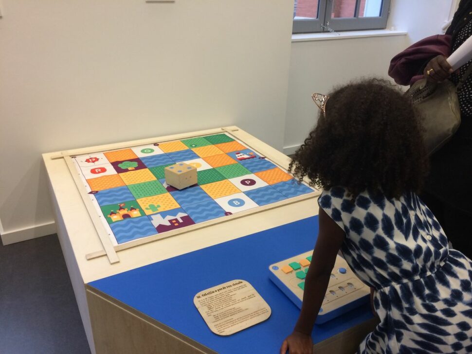 Découverte des cartes par des enfants de 2 à 7 ans