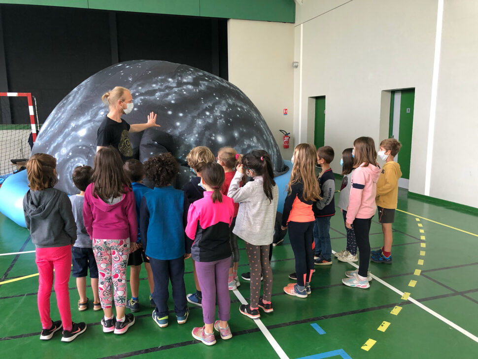 Élèves lors d'une séance de planétarium