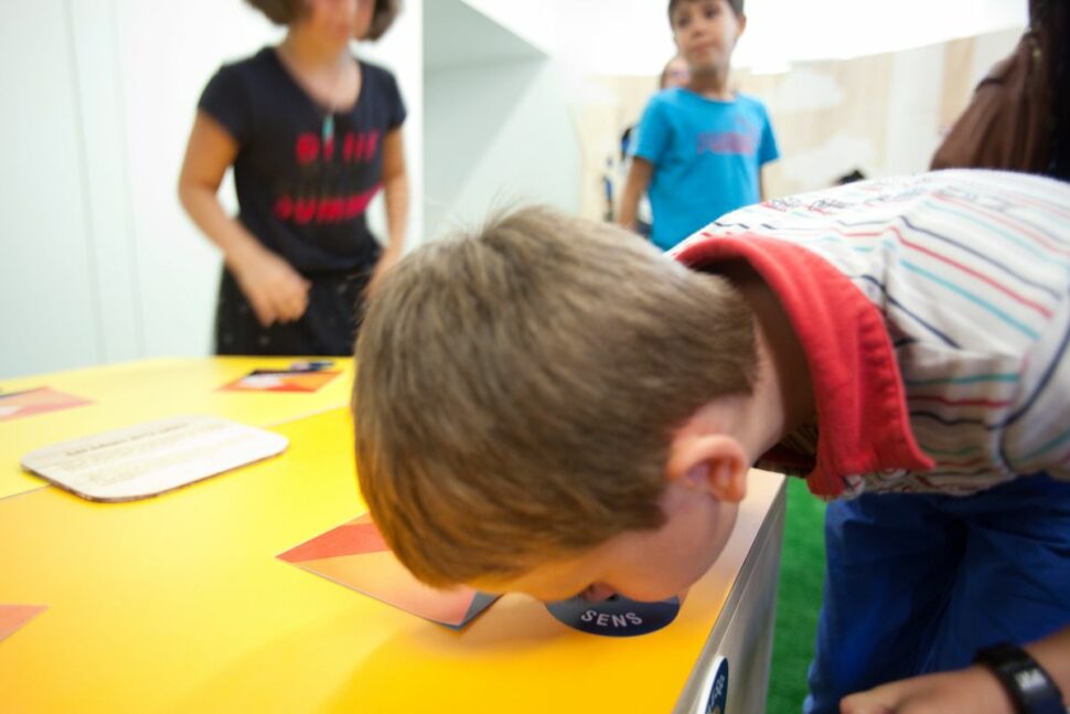 Sentir à laveugle dans l'exposition mondo minot