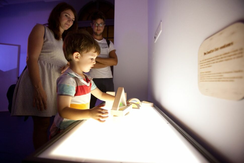 Un enfant profite de l'exposition Mondot Mino - Crédit Photo Frederic Maligne