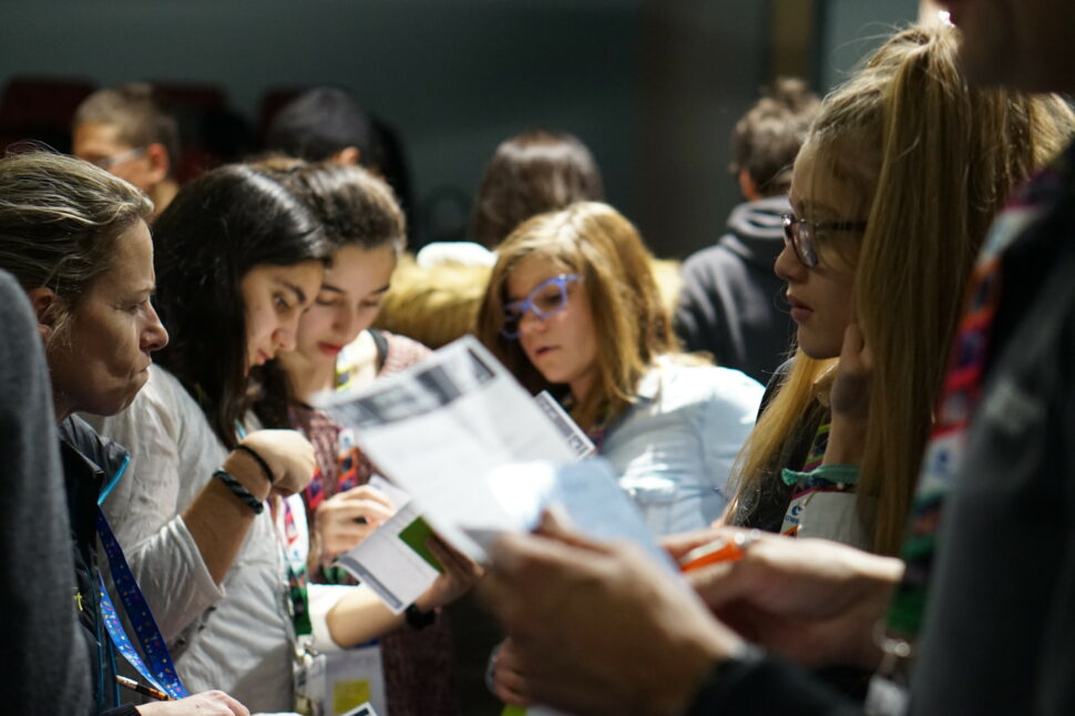 Des jeunes filles jouent au jeu de rôle de la Boîte à métiers