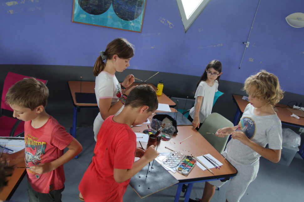 groupe d'enfants en pleine construction de onstellation 3D