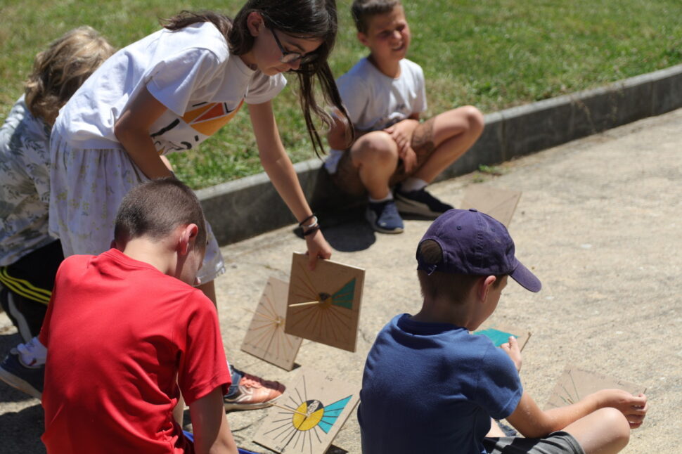 participants à la colonie en train d'utiliser un cadran solaire