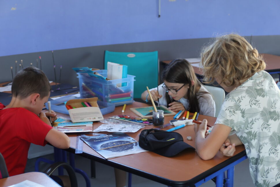 participants à la colonnie astronome en herbe en train de construire une carte du ciel
