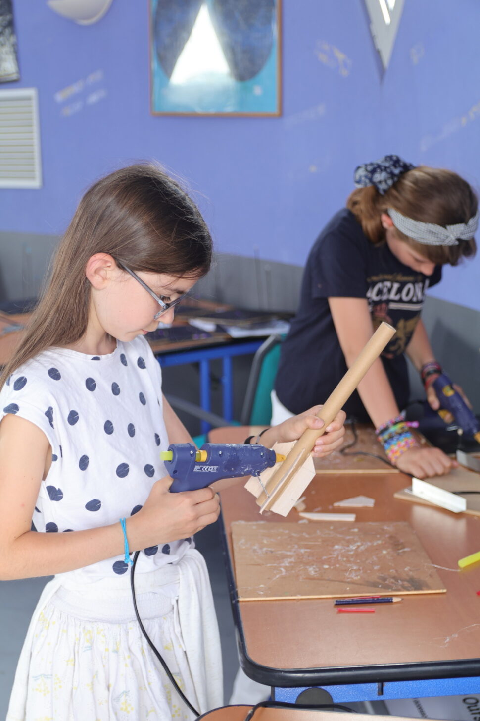 jeunes filles en train de construire des micros-fusées