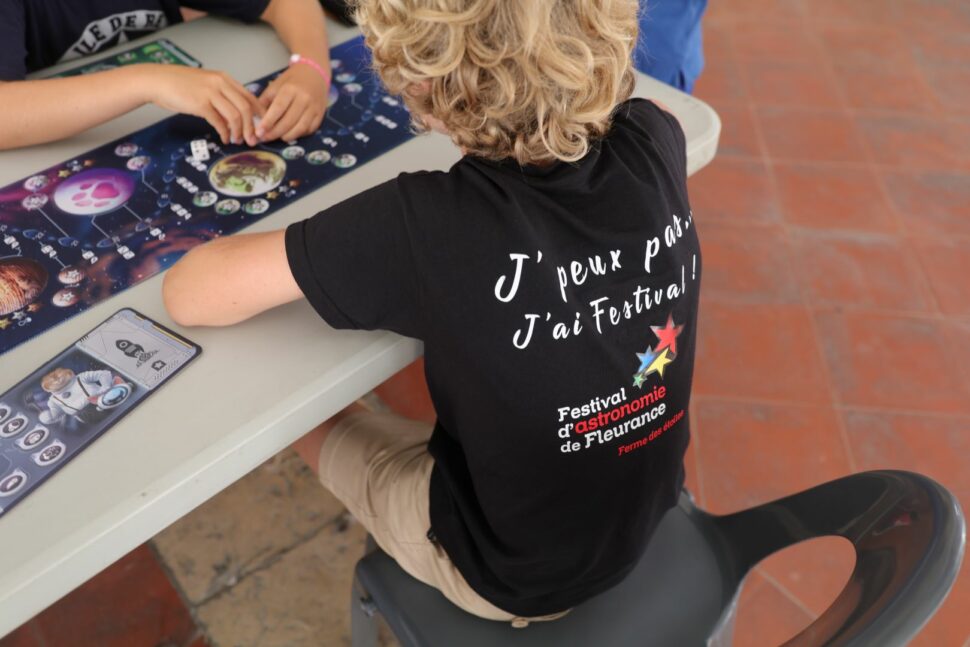 Enfant au Village des CHNOPS du Festival d'Astronomie de Fleurance