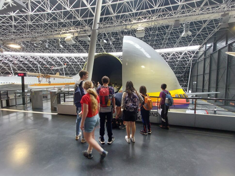 Participants à la colonie aéronautique lors de la visite du musée Aéroscopia