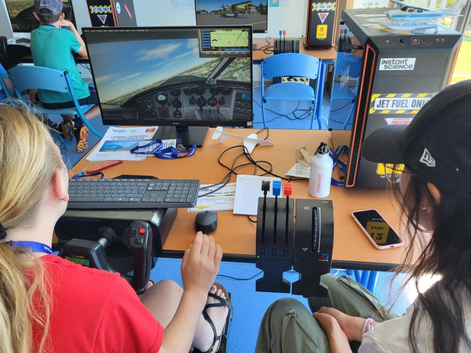 élèves lors d'un atelier simulateur de vol de la colonie aéronautique