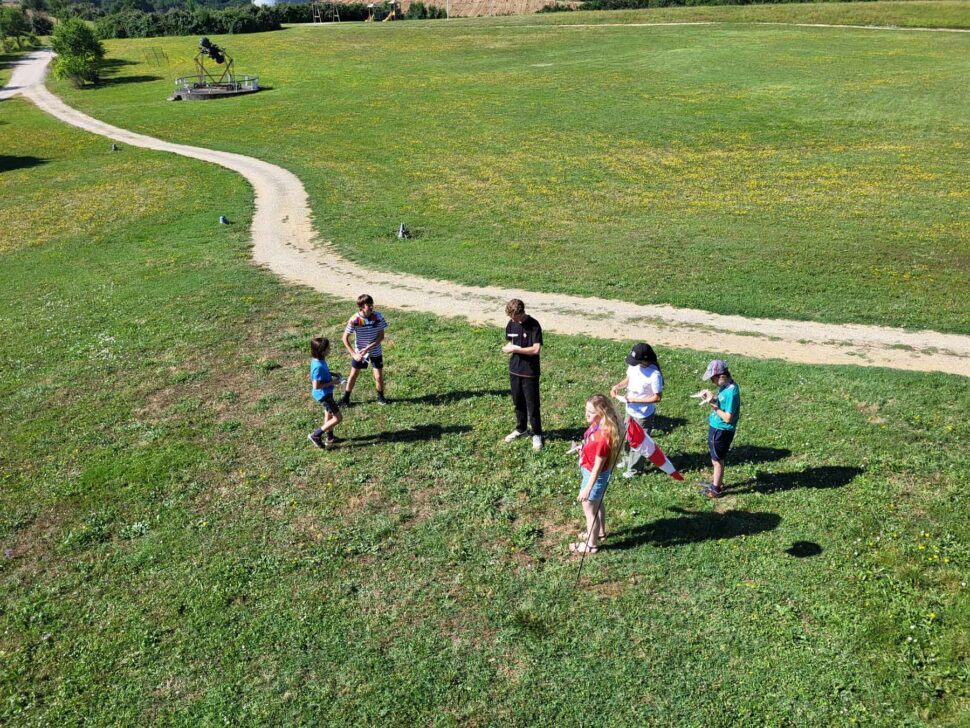 Participants à la colonie aéronautique initiation en train de tester le planeur qu'ils ont construit