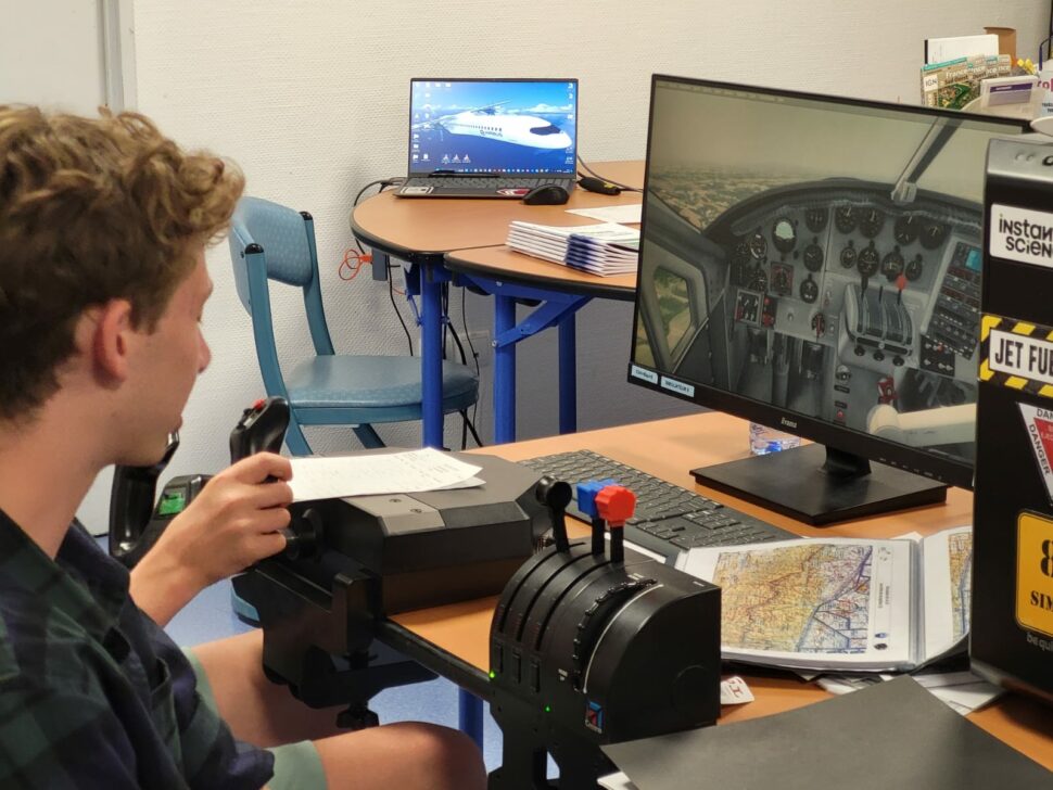 Atelier de simulateur de vol lors d'une colonie aéronautique