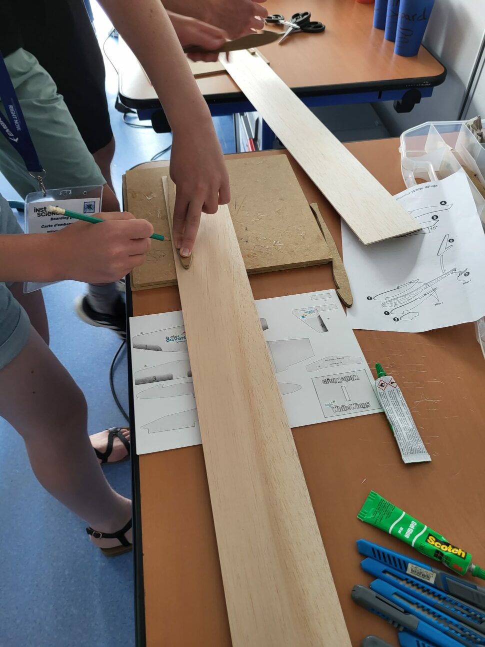 Atelier découpe pour la création d'un planeur lors de la colonie aéronautique initiation