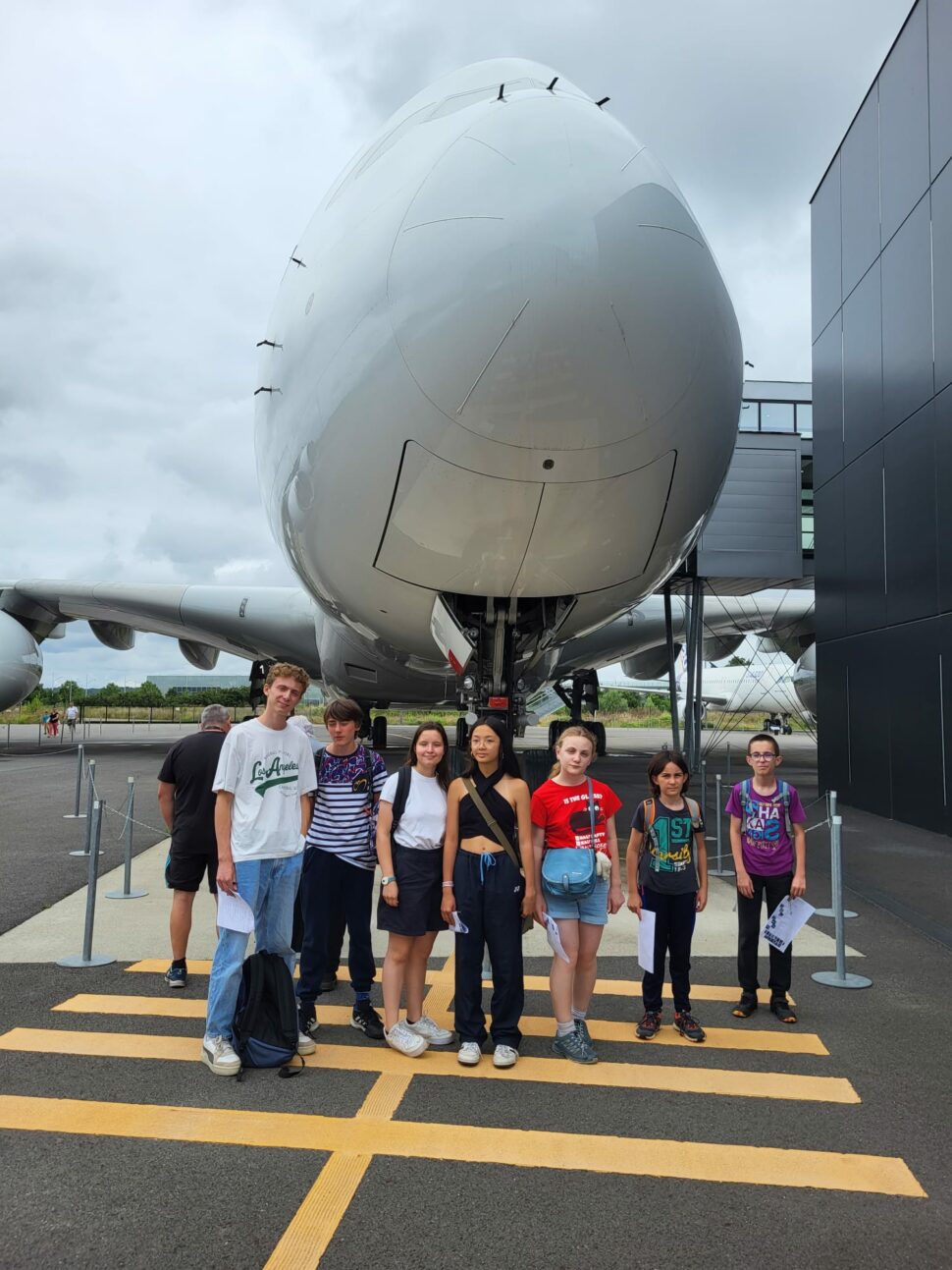Photo de groupe lors de la visite du musée Aéroscopia