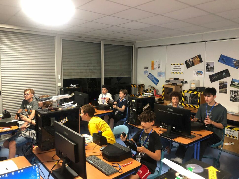 Les participants de la colonie aéronautique en train de s'exercer au simulateur de vode la colonie aéronautique en trl