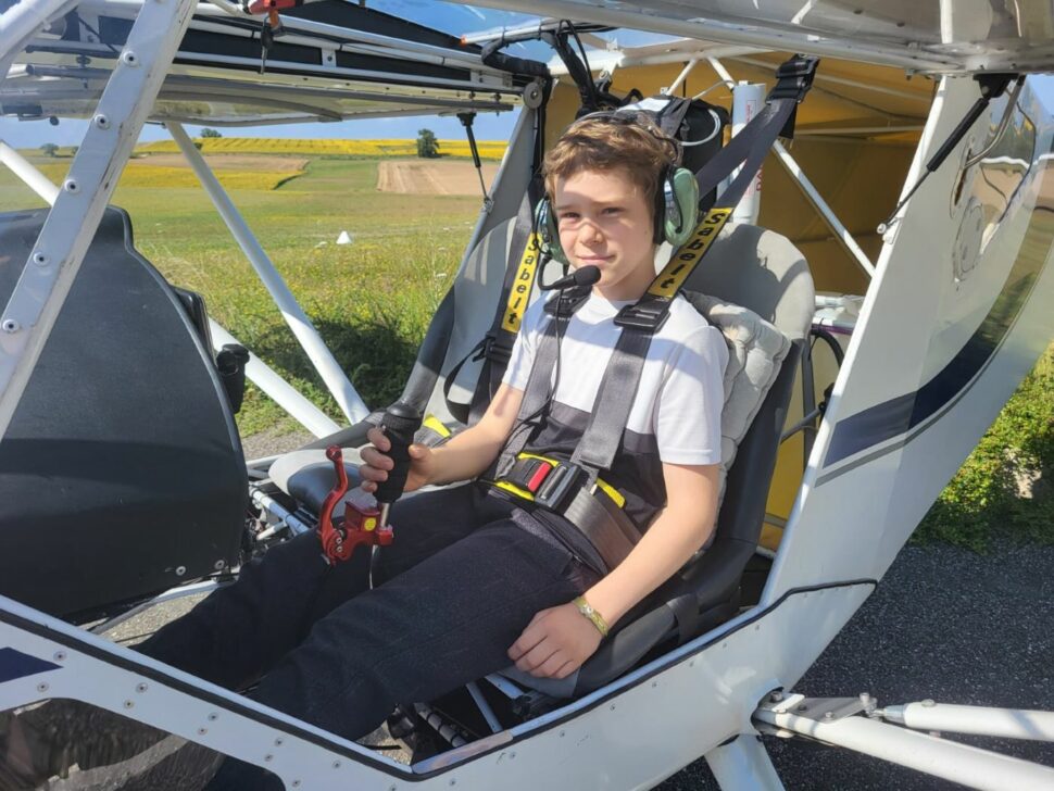participant dans le cockpit d'un ULM