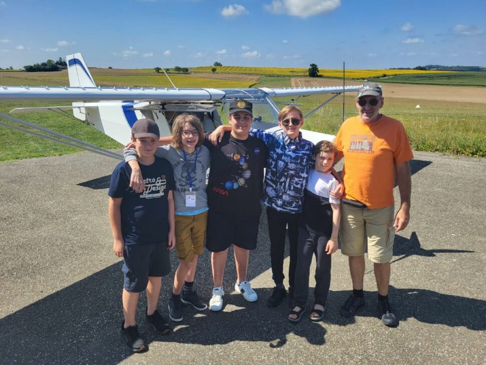 Participants à la colonie aéronautique