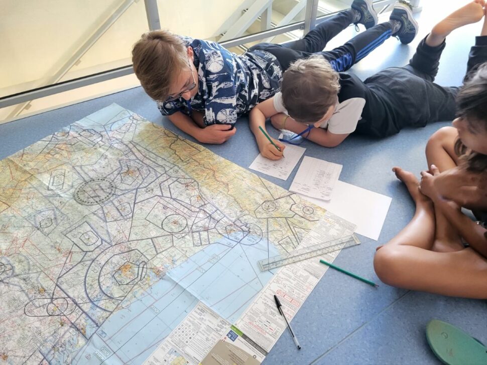Elaboration d'un plan de vol par les participants de la colonie aéronautique initiation