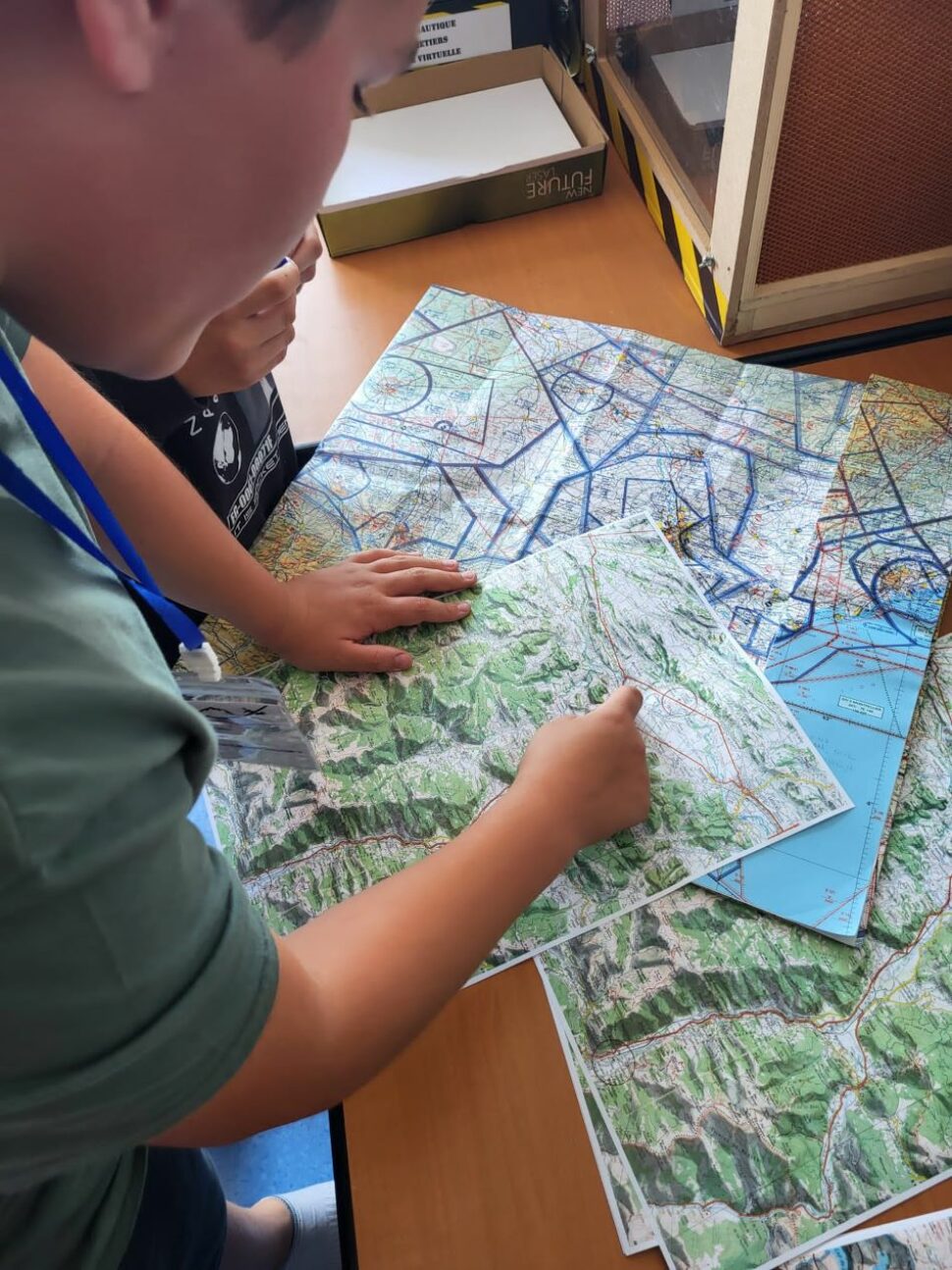 les participants de la colonie aéronautique perfectionnementen train d'élaborer un plan de vol