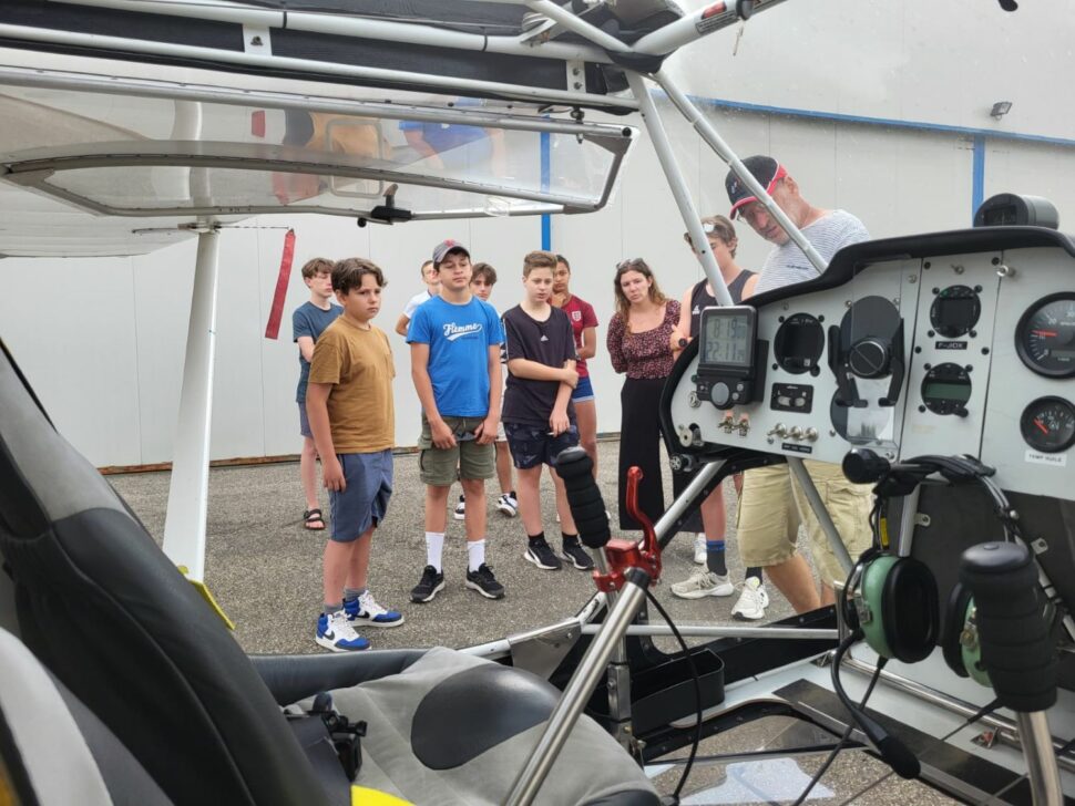 Les participants de la colonie aéronautique perfectionnement lors du briefing d'avant vol