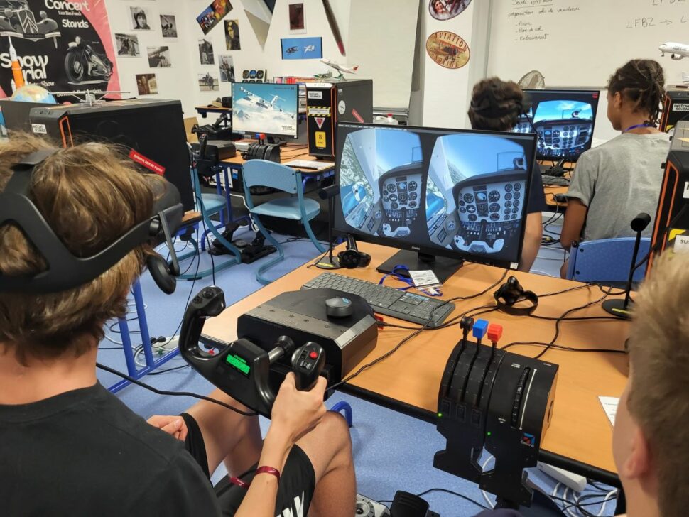 Les participants de la colonie aéronautique initiation en train de s'exercer au simulateur de vol