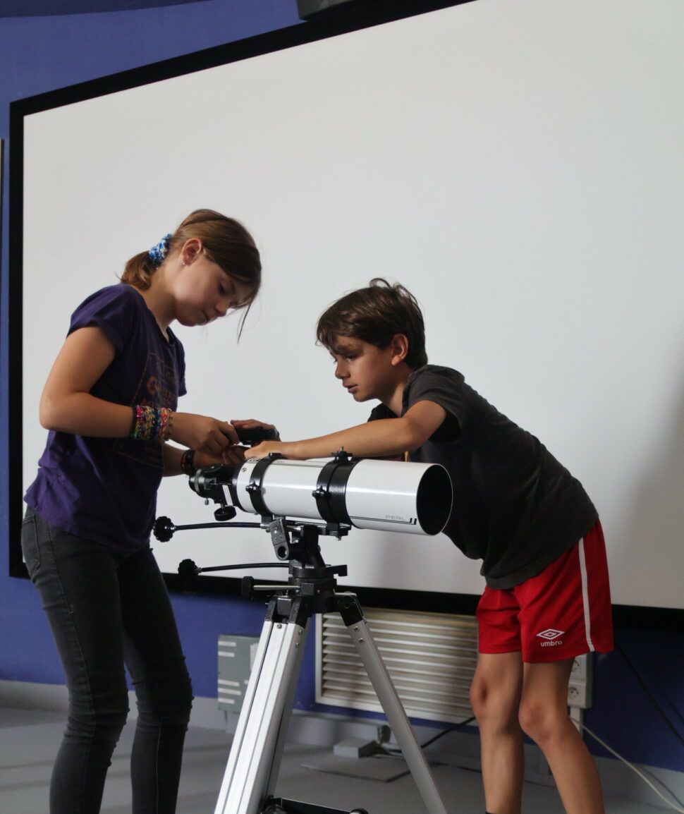 Enfants préparant le télescope pour une veillée d'observation
