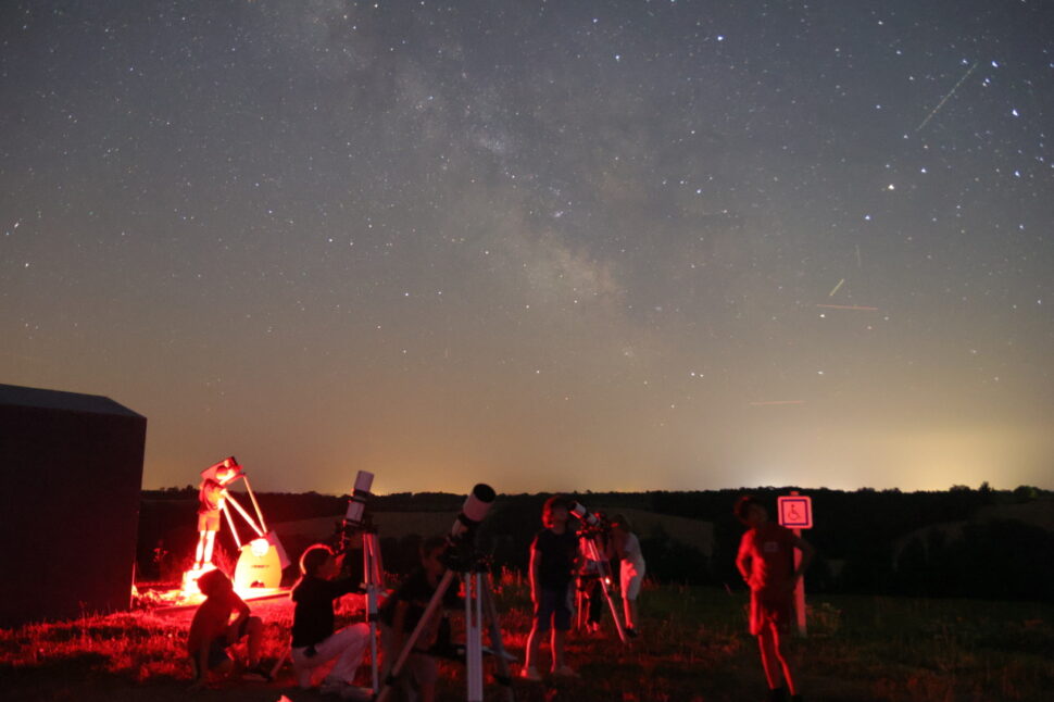 Enfants lors d'une veillée astronomie pendant la colonie Astronome en herbe