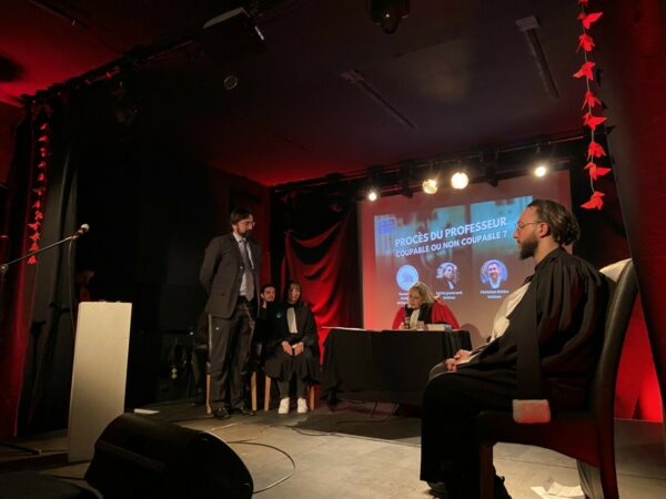 Faux procès et mise en scène lors d'une soirée cult' avec des experts en psychologie