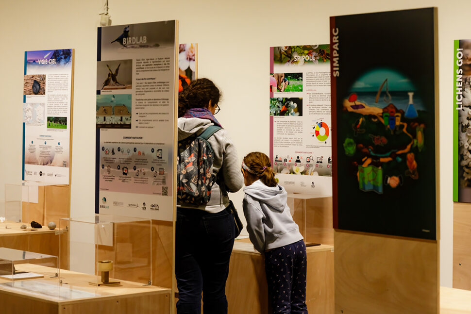 Famille regardant une expo Festival Va Savoir ?! 2023
