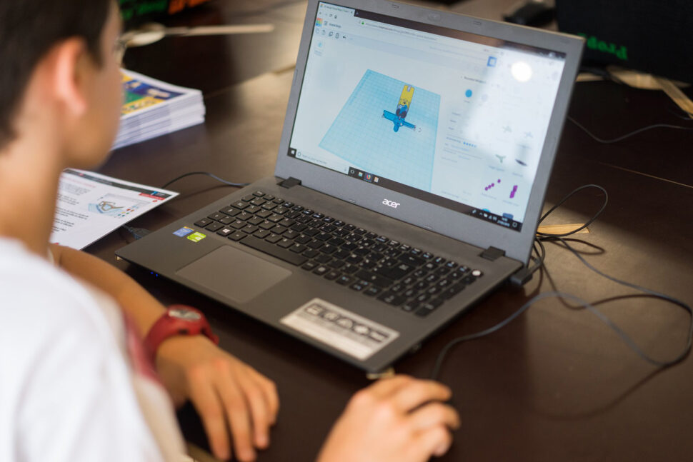 éleves en train de réaliser un défi réparation au Fab Lab