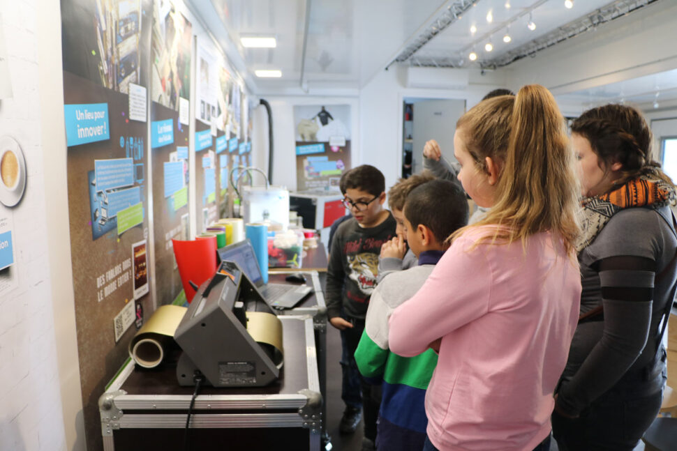 Elèves pendant un atelier pochoir du Fab Lab