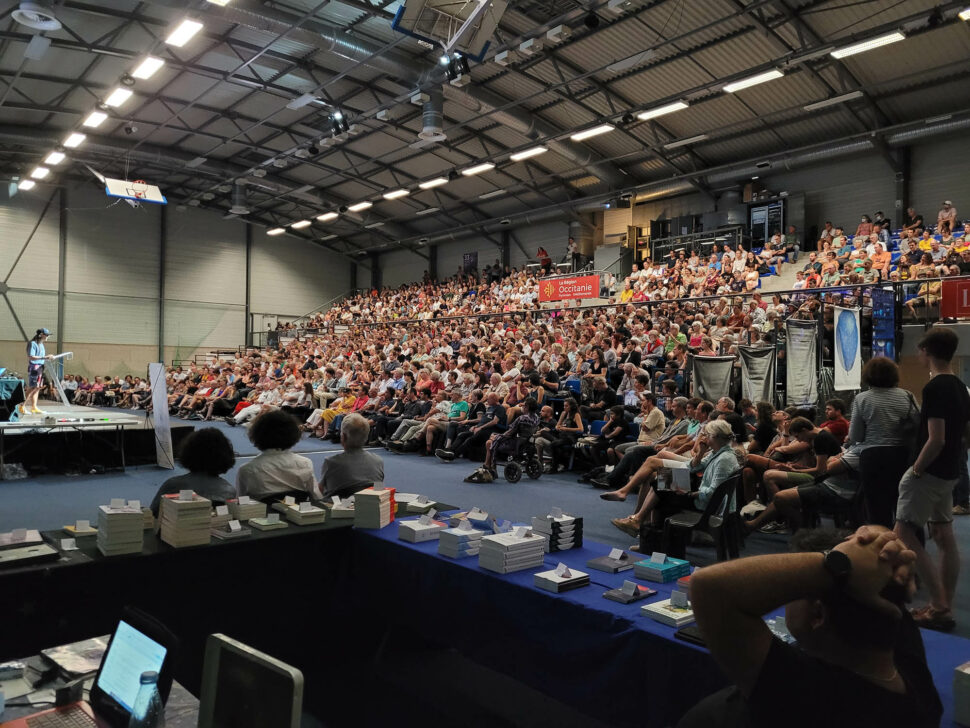 Public lors d'une conférence au Festival d'Astronomie de Fleurance