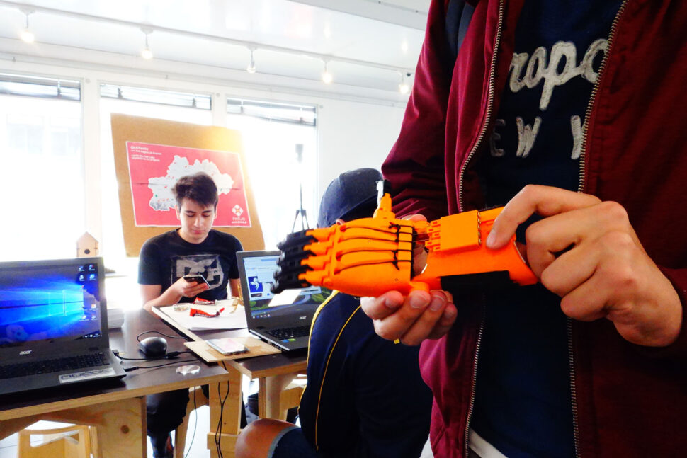 éleves lors d'un défi réparation au Fab Lab
