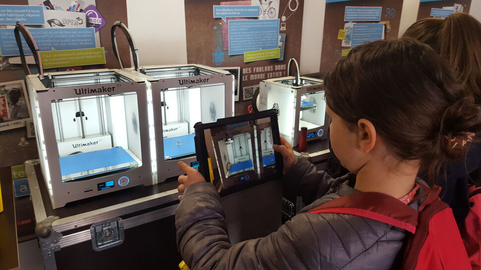 élèves utilisant une imprimante 3D au Fab Lab