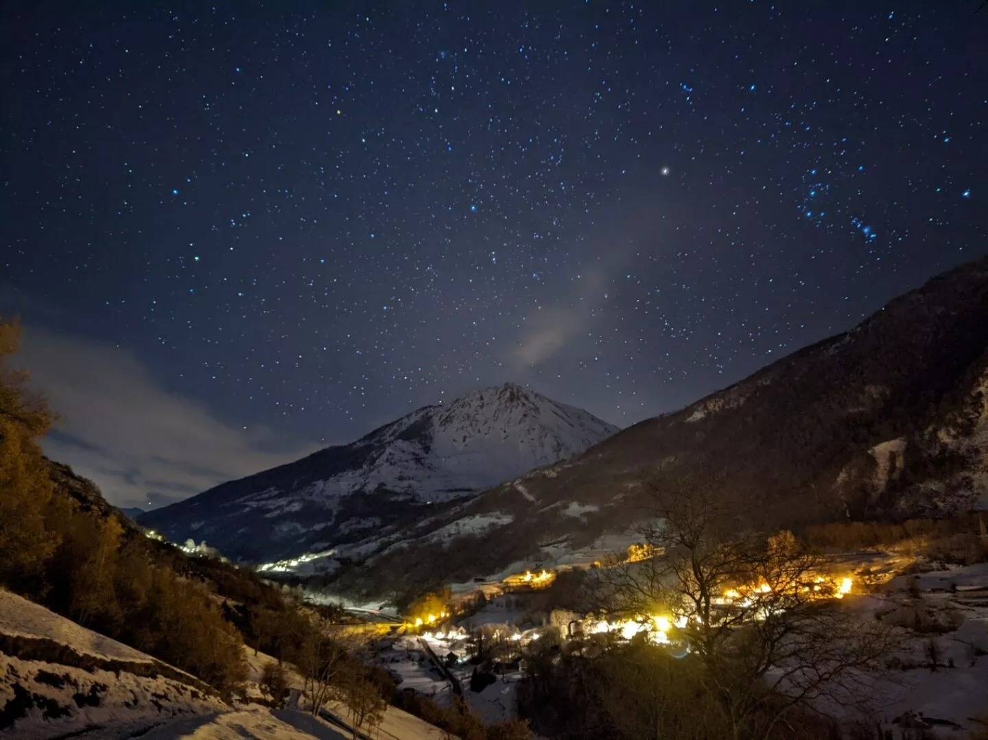 Ciel nocturne dans les Pyrénées où l'on constate les méfaits de la pollution lumineuse