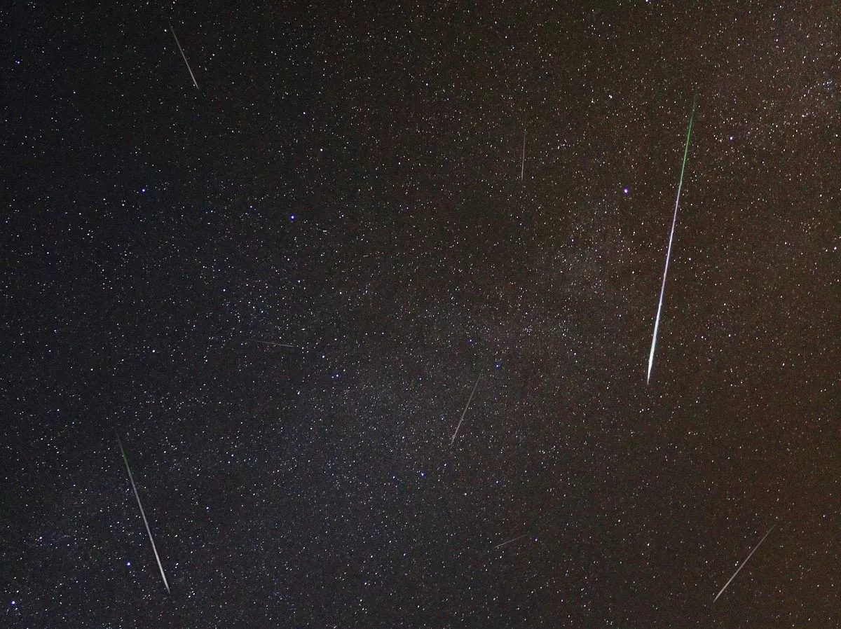 pluie d'étoiles filantes dans le ciel nocturne