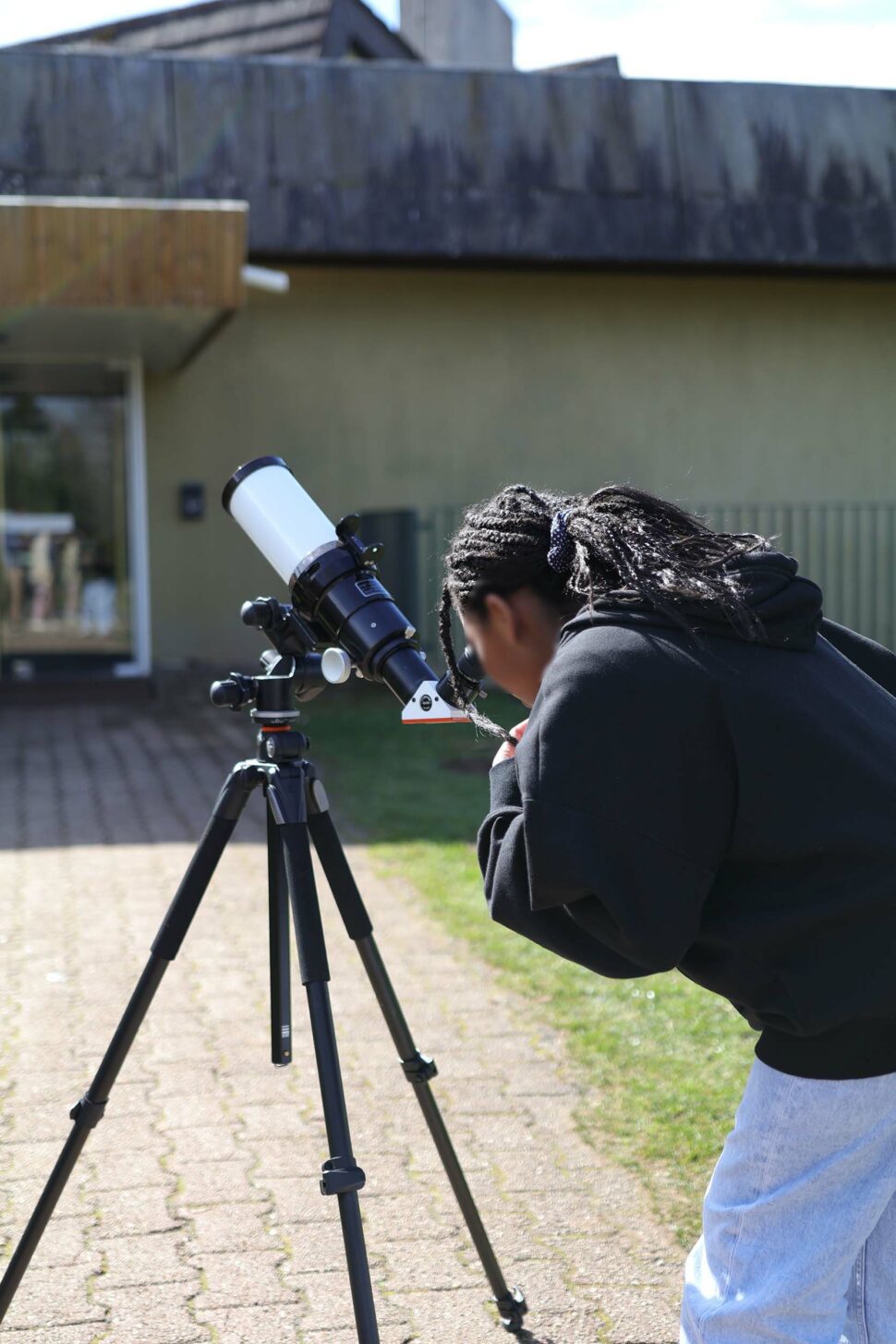 Jeune fille en train d'observer le soleil